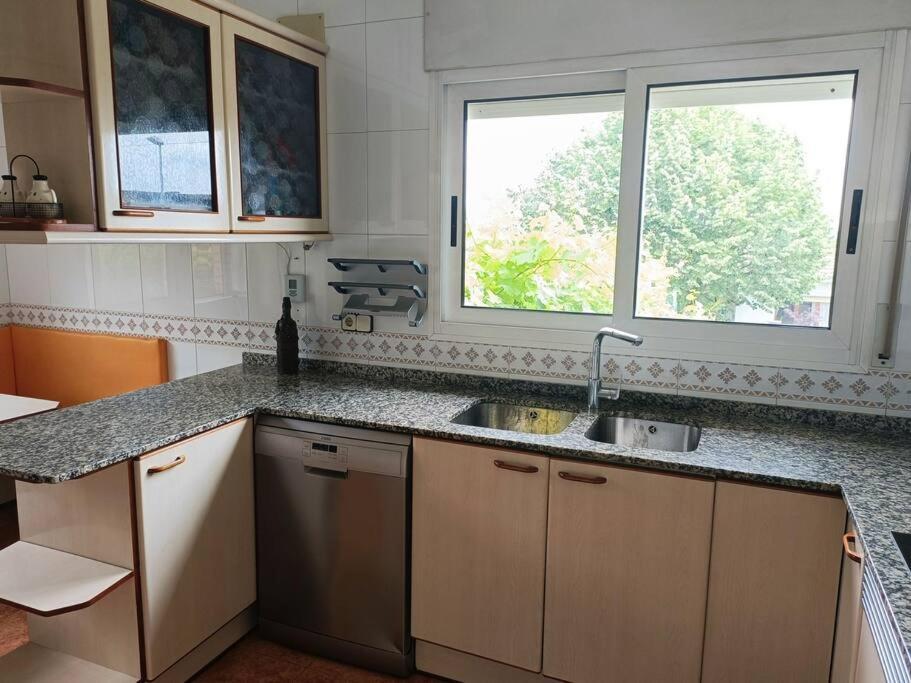 Casa Con Jardin Y Piscina Privada. Villa Santa Eulalia de Ronsaná Екстериор снимка