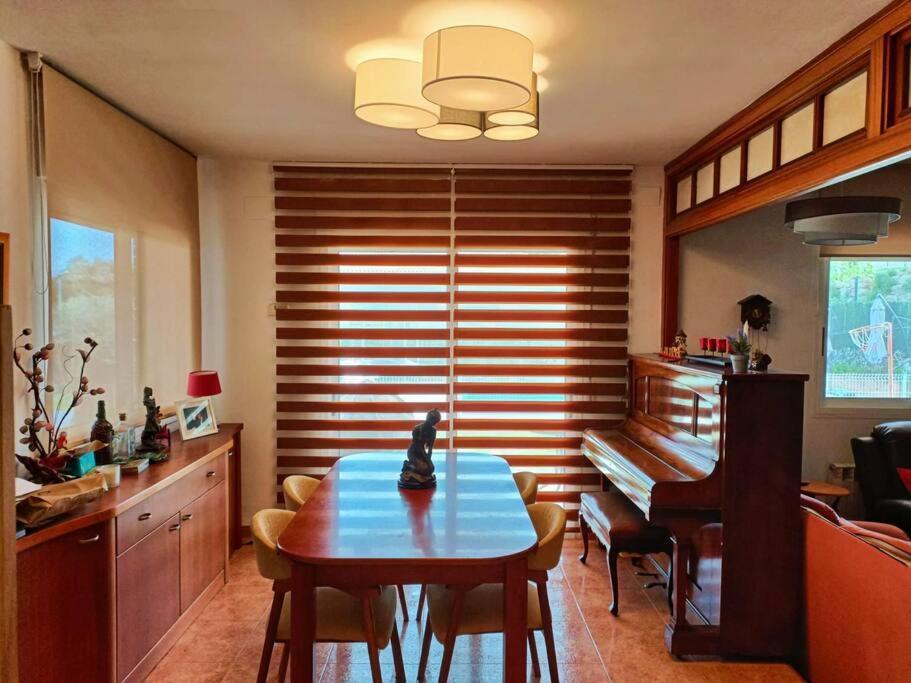 Casa Con Jardin Y Piscina Privada. Villa Santa Eulalia de Ronsaná Екстериор снимка